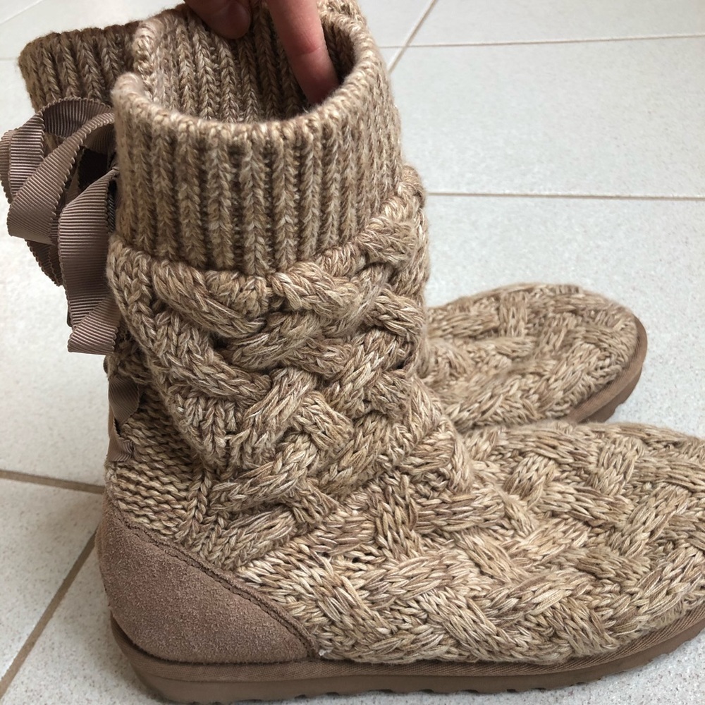 Uggs Isla Knit “oatmeal brown” laced boots. Size 9